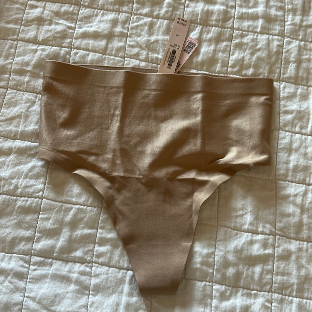 NWT Victoria’s Secret Smoothing Thong Panty Small